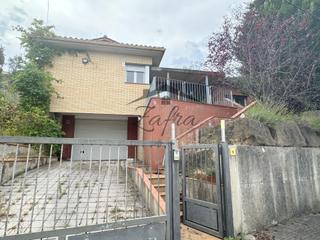 Casa  Carrer lloret de mar 19. Tu nuevo hogar con jardín y garaje te espera en maçanet de la se