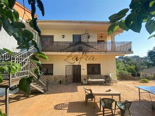 Maison  Carrer carrer del collsacabra. Doble vivienda con licencia turística  ideal para familias o inv