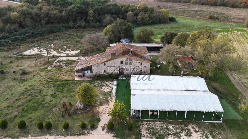 Foto cbbd8799-2f37-451d-bef2-13f9af355634. Masía en carrer Sils 6 masia del 1800 en Sils