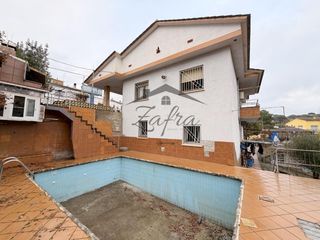 Casa  Carrer carrer del collsacabra, 42. Bonita vivienda situada en la urbanizaci�n de ma�anet de la selv