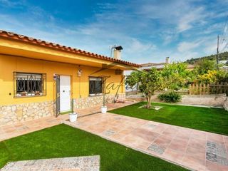 Casa  Carrer carrer sant roc. Casa con licencia tur�stica y dos viviendas independientes  idea