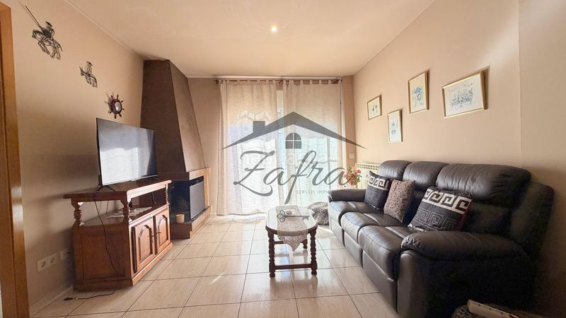 Foto f4a4a640-1511-415b-837b-159f2d7fac2c. Casa adossada amb calefacció aparcament a Centre Vidreres