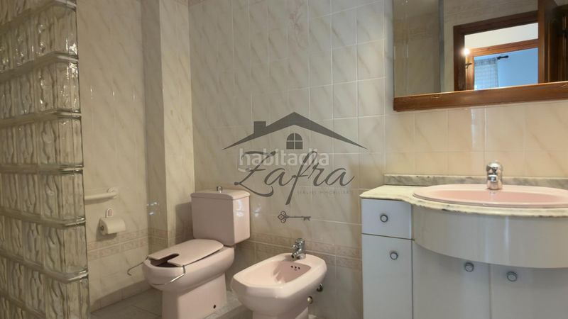 Foto a2923756-2551-4ab0-9baf-80aab8706084. Casa adossada amb calefacció aparcament a Centre Vidreres