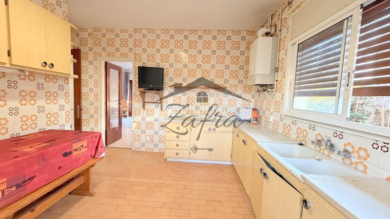 Foto 195e58a9-6d32-4a13-bd05-d23f877fb576. Casa amb calefacció aparcament a Centre Vidreres