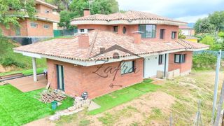Casa  Carrer carrer tarragona. Magnífica vivienda en santa coloma residencial