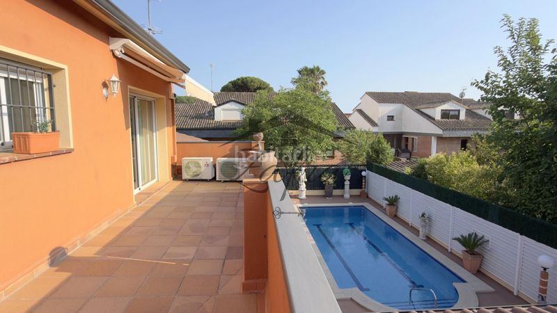 Foto 3f294dd5-40e5-44c6-97c5-1591bdb8e9d1. Casa amb calefacció aparcament piscina a Centre Vidreres
