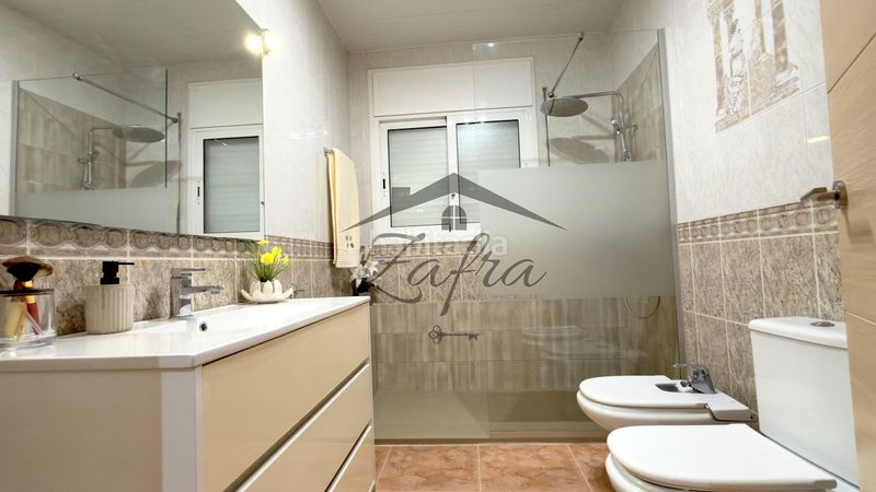 Foto 444a714b-ddf1-4357-8149-db5aa760f3af. Casa amb calefacció aparcament piscina a Centre Vidreres