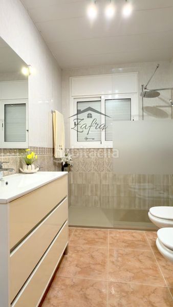 Foto b6829403-e703-48cc-aa03-6ffcf615d711. Casa amb calefacció aparcament piscina a Centre Vidreres