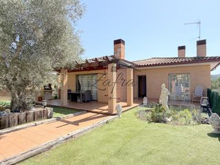 Casa  Carrer carrer lluna. Casa con dos viviendas independientes en la goba  vidreres