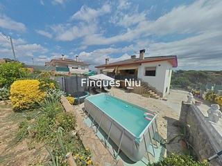 Chalet à Avinguda antonio machado 2. ?? dos viviendas independientes en vallcanera (sils)