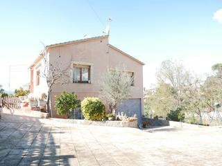 Casa a Carrer sant antoni 640. Casa con licencia turística en montbarbat de 180m2 construidos