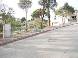 Terreny residencial a La Goba. Terreno en venta con acceso por 2 calles en la urbanizacion la g