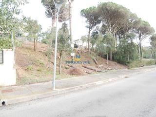 Terreny residencial a La Goba. Terreno en venta con acceso por 2 calles en la urbanizacion la g