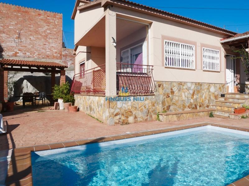 Foto fc758eae-1e38-4b06-a968-dbcc6751cb59. Chalet avec cheminée chauffage parking piscine dans Vidreres