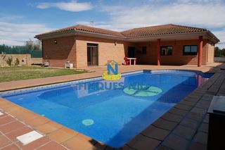 Chalet  Carrer santa bàrbara. Casa de obra vista en caldes de malavella