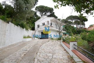 Xalet a Carrer roura 29. Ref. 2140b casa reformada con vistas despejadas en aiguaviva par