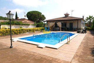 Chalet  Carrer astres. Casa con piscina privada en lloret residencial