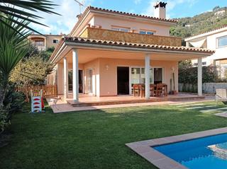 Xalet  Carrer del moli d'en roca. Chalet  independiente con jardín
