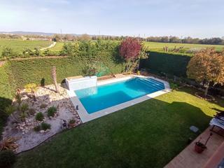 Xalet  Carrer de baix. Chalet con piscina a 7 km girona