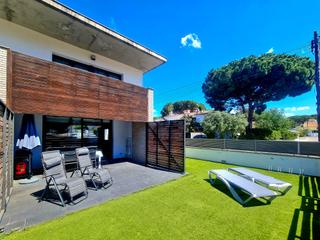 Casa adosada en Carrer planasses 3. Casa moderna con piscina y garaje en zona tranquila