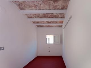 Casa aparellada a Carrer del call 13. Casa semirehbilitada del 1900