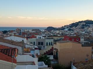 Casa  Carrer de l'alba. Casa esquinera a reformar a 12 minutos a pie de la playa