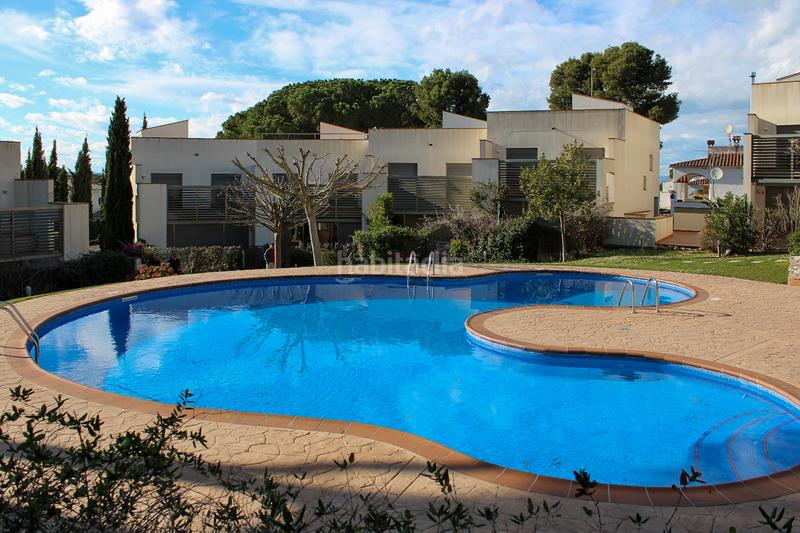 Foto 7d465d24-06f0-42c9-8093-2ff02ad7bb99. Casa adosada ?? casa contemporània amb piscina a 800 metres de la plat-ja en Escala (L´)