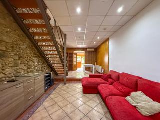 Casa aparellada a Carrer major 120. Casa pareada con patio, terraza y casita de madera en el solariu