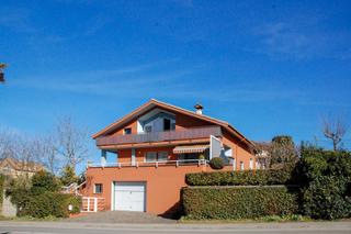 Xalet  Carretera santa pau. Chalet con jardn, ascensor y vistas en la zona residencial de l