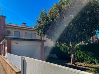 Casa aparellada  Carrer iu pascual. Casa adosada en la vall den bas