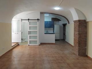 Studio  Carrer codina. Torroella de montgrí – planta baja reformada con encanto y techo