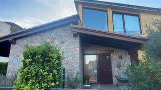 Casa  N/a. Casa moderna con jardín privado en la vall d’en bas