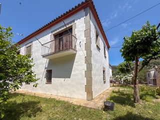 Semi detached house in Castell d´Aro. Casa de pueblo pareada con jardín privado y gran potencial de re