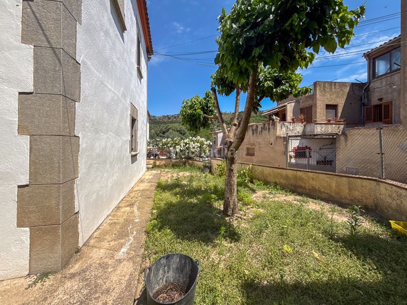 Foto 0dea6775-0220-47fd-8490-ae1efb4361df. Casa adosada casa de pueblo pareada con jardín privado y gran potencial de reforma en Castell d´Aro