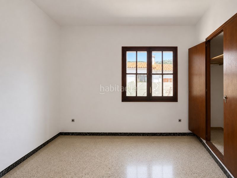 Foto 306b26a2-5e2c-42b4-9e8c-4fe55f22503d. Casa adosada casa de pueblo pareada con jardín privado y gran potencial de reforma en Castell d´Aro