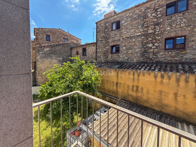 Foto 40aae211-7065-4dc7-86ec-9519024eb90e. Casa adosada casa de pueblo pareada con jardín privado y gran potencial de reforma en Castell d´Aro