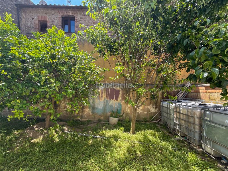 Foto a086c0b0-0a3a-4a1c-8526-b9fa90ee02f4. Casa adosada casa de pueblo pareada con jardín privado y gran potencial de reforma en Castell d´Aro