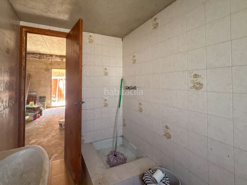 Foto a795a4af-feb7-4cee-ac9a-a7ce35463011. Casa adosada casa de pueblo pareada con jardín privado y gran potencial de reforma en Castell d´Aro