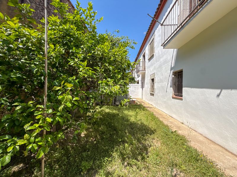 Foto dd0b3dbb-88bc-45b0-8752-37ea4b8038d3. Casa adosada casa de pueblo pareada con jardín privado y gran potencial de reforma en Castell d´Aro