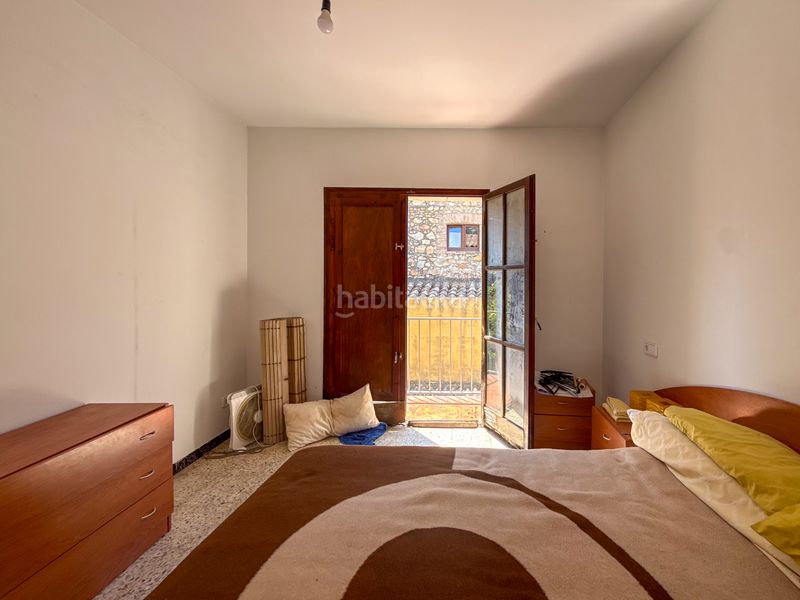 Foto ed0469c5-25bf-4d79-a84e-df23668a93a5. Casa adosada casa de pueblo pareada con jardín privado y gran potencial de reforma en Castell d´Aro