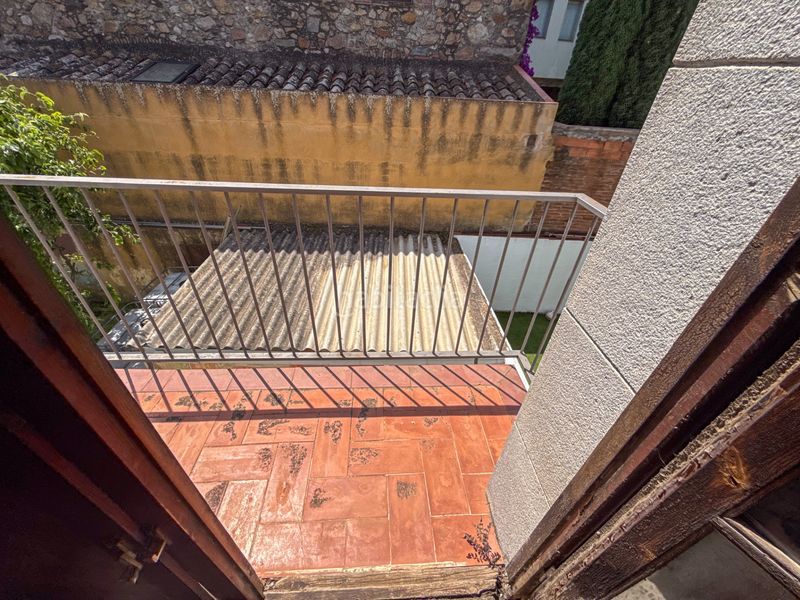 Foto ed38888d-16b2-4f5b-b786-9a217d593691. Casa adosada casa de pueblo pareada con jardín privado y gran potencial de reforma en Castell d´Aro