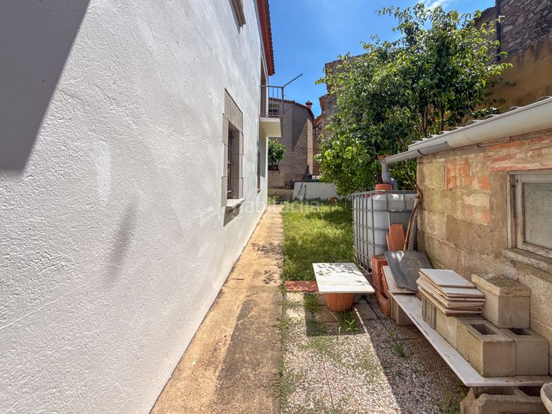 Foto fd30f8a8-547f-461f-8e27-3f9914300eb5. Casa adosada casa de pueblo pareada con jardín privado y gran potencial de reforma en Castell d´Aro