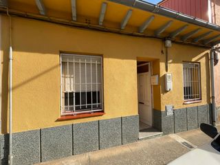 Doppelhaus in Olot. Una casa con encanto: práctica, cómoda y con jardín