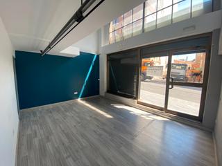 Location Local commercial  Avinguda d'estanislau figueres. Traspaso local barberia  en tarragona