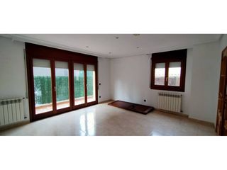 Maison à Olot. Casa adosada con jardín en olot