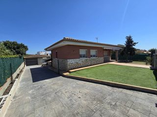 Haus in Centre. Chalet independiente en una sola planta con gran parcela
