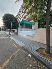 Aparcament cotxe a Mar i Camp - Platja dels Capellans. Garaje cerrado con puerta de seguridad y ventana . puerta autom�