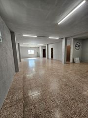 Lloguer Local Comercial a Carrer del cèsar 3. Local apto para cualquier actividad, salvo hostelería