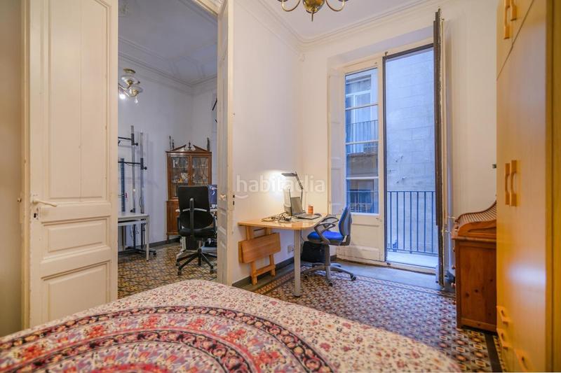 Foto 7124cee3-e338-4962-b2e9-f53aa15a2313. Piso increible piso con balcón en ciutat vella! en Barcelona