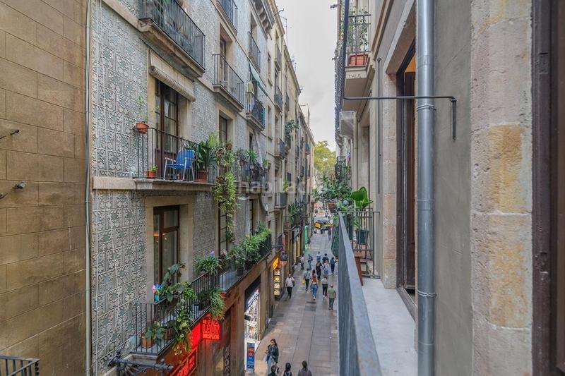Foto d07bab44-98b1-4d6f-85c4-b3742039a0d7. Piso increible piso con balcón en ciutat vella! en Barcelona
